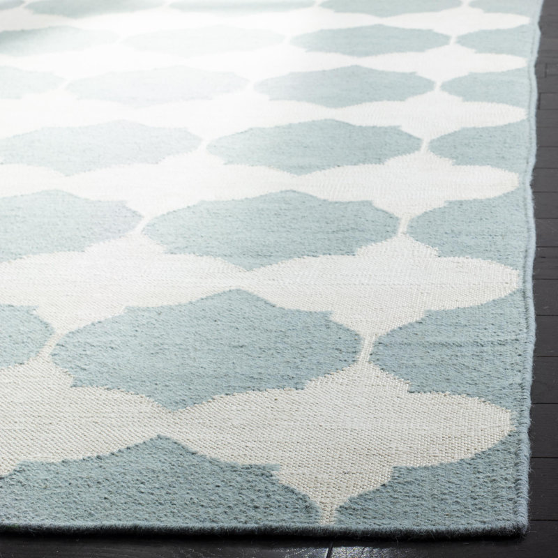 Tapis géométrique ivoire / bleu clair en laine tissé à la main à motif de bananes Rodgers, Rectangle 2 pi 6 po x 4 pi