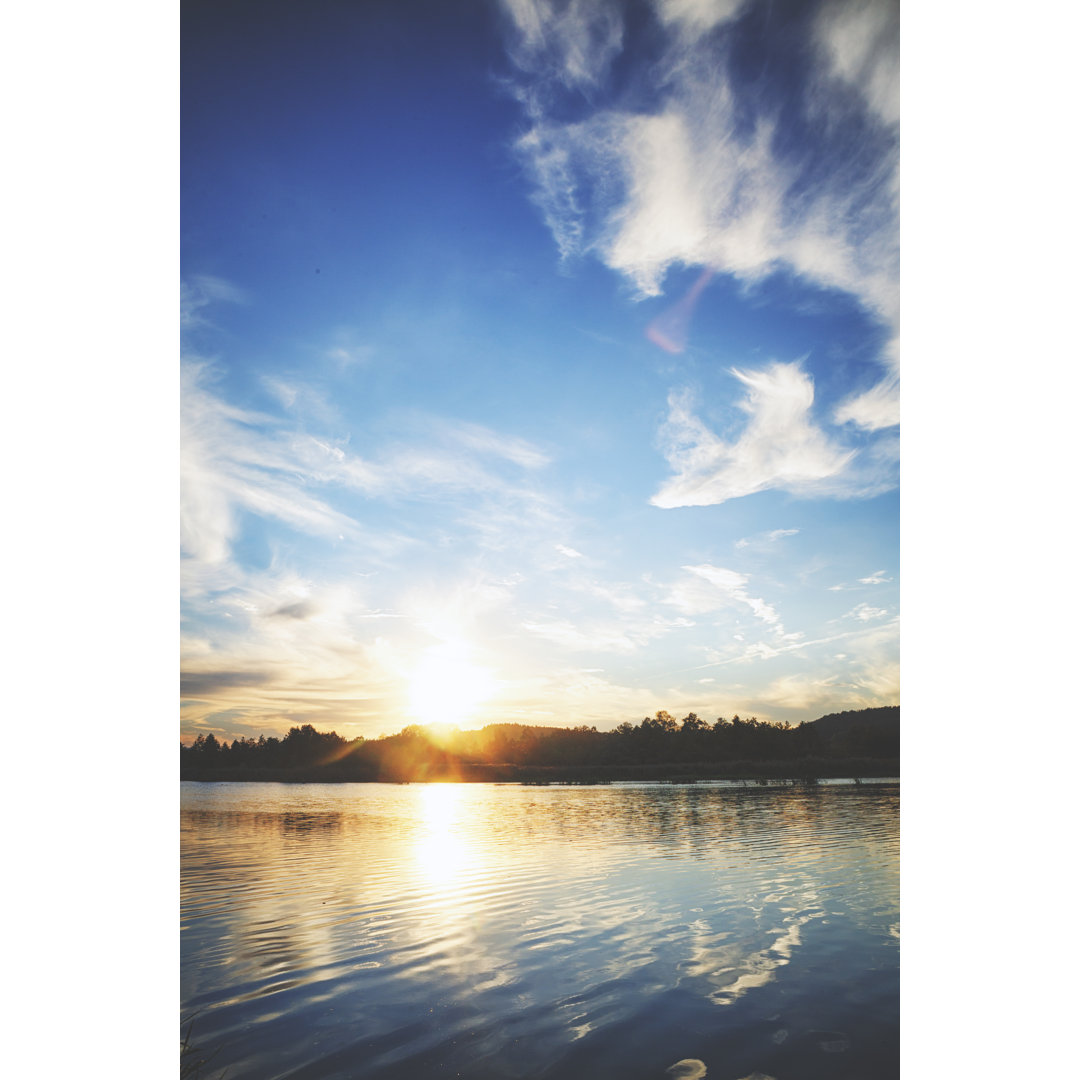 Sonnenuntergang am See mit Spiegelung im Wasser