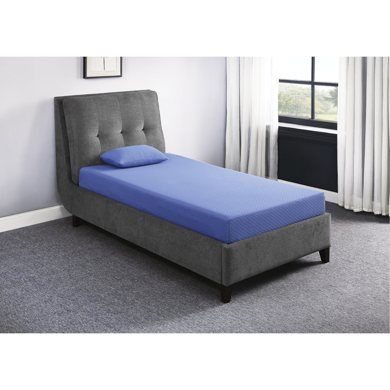 Le matelas et l'oreiller de 7 pouces en mousse gélifiée, en tissu respirant bleu, créent un environnement de sommeil paisible dans un lit double avec du thé, pour un sommeil réparateur