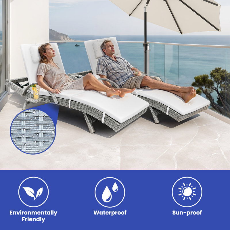 Chaise longue en rotin résistant aux intempéries avec dossier réglable et table d'appoint