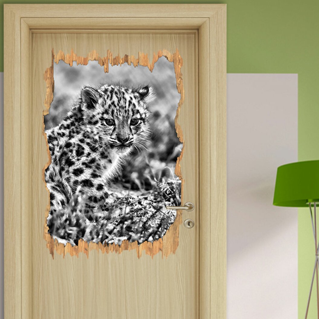 Wandtattoo Junger Leopard im Gras in Monochrom