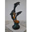 Trois grands dauphins sur une statue en bronze corail Taille: 20 po x 18 po x H 41 po