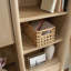 Bureau, brun, structure de panneau solide et légère, rangement ouvert, tablettes réglables, tiroir de rangement caché, pleine extension, panneau traversant à cordon, compartiment de rangement,