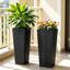Ensemble de 2 jardinières en résine de 81 cm de hauteur, imitation rotin, avec pots intérieurs amovibles. Ces pots modernes et résistants aux intempéries conviennent à une utilisation intérieure et extérieure.-1973300928