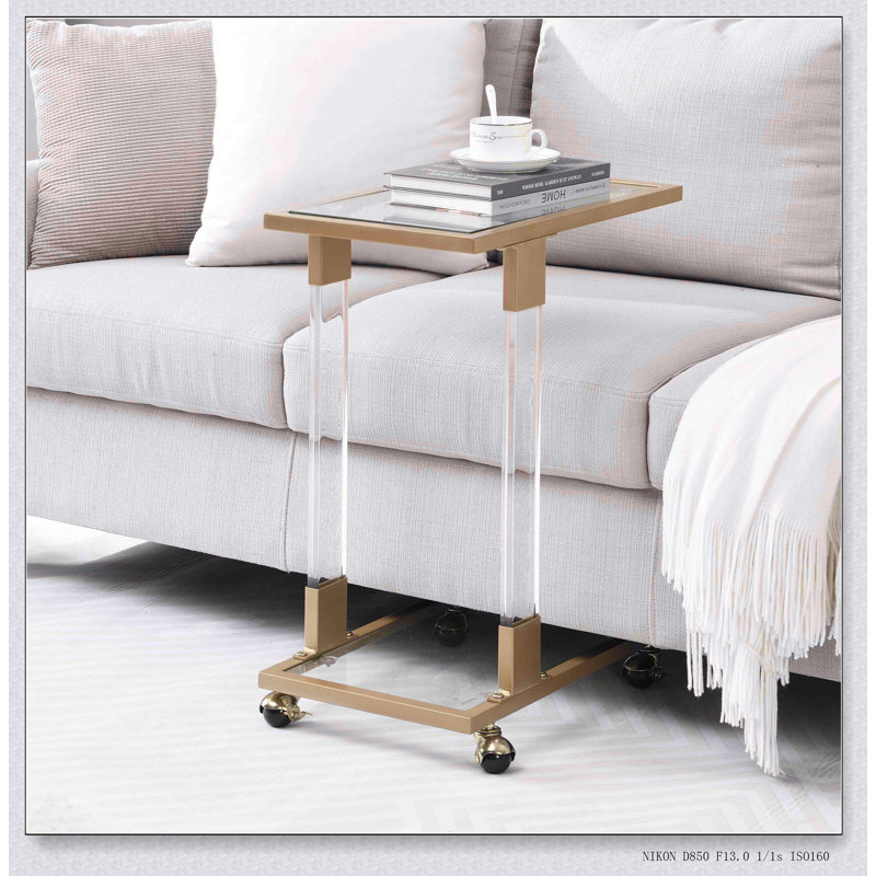 Table d'appoint dorée avec pieds en acrylique et plateau en verre trempé, parfaite pour les espaces de vie modernes et élégants