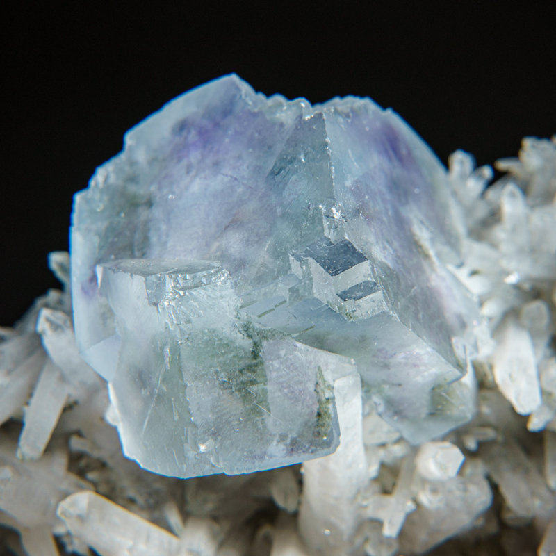 Fluorite mauve et bleue sur du quartz provenant de la mine De'an, Wushan, province du Chenxi, Chine