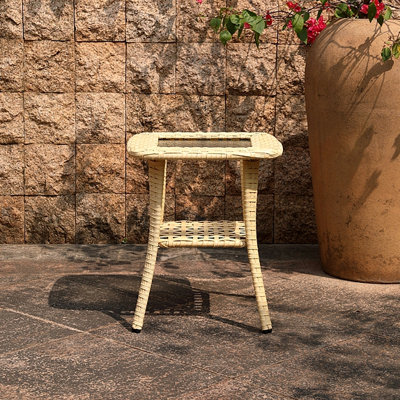 Table d'appoint d'extérieur en osier avec plateau en verre trempé, table de bout à 2 niveaux avec tablette de rangement, petite table de patio en rotin PE toutes saisons