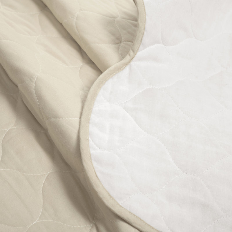 Full/Queen White Cotton Reversible Scallop Edge Quilt Set