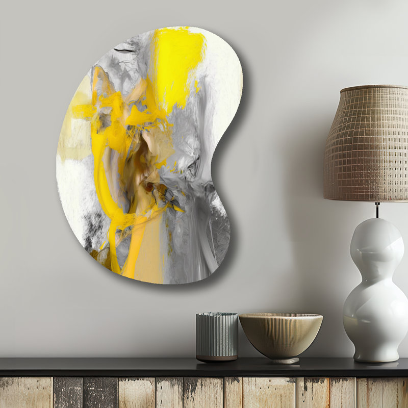 Jaune moutarde et gris vif I - forme de flèche abstraite - art mural métallique asymétrique, H 31 po x l 22 po