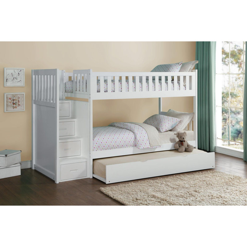 Ensemble de chambre avec rangement et marches d'escalier