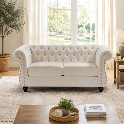 Canapé Chesterfield en velours écrasé avec dossier capitonné, accoudoirs roulés et garniture cloutée
