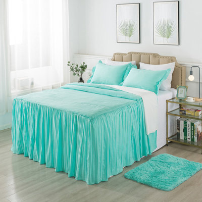 Jupe de lit avec taies décoratives et tapis décoratif