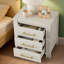 Table de chevet et commode-123386542