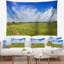 Paysage, route dans un champ avec tapisserie d'herbe verte-28495682
