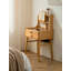 Ensemble de coiffeuse en bambou naturel avec miroir rond, tablettes ouvertes et tabouret assorti
