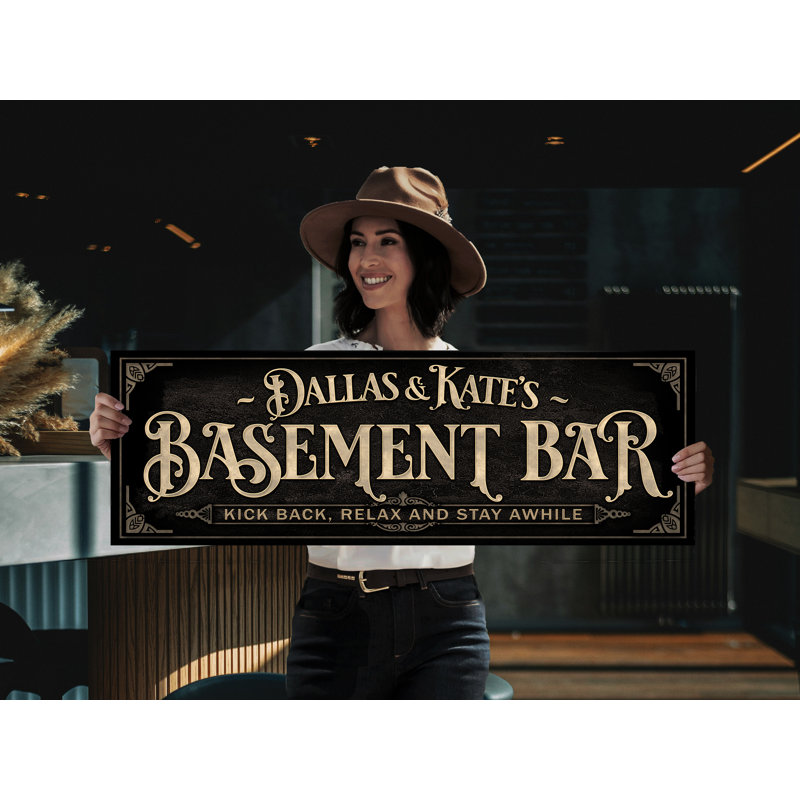 Enseigne de bar «Basement» nom de famille à personnaliser sur métal, H 8 po x l 24 po x P 0,04 po, Oui