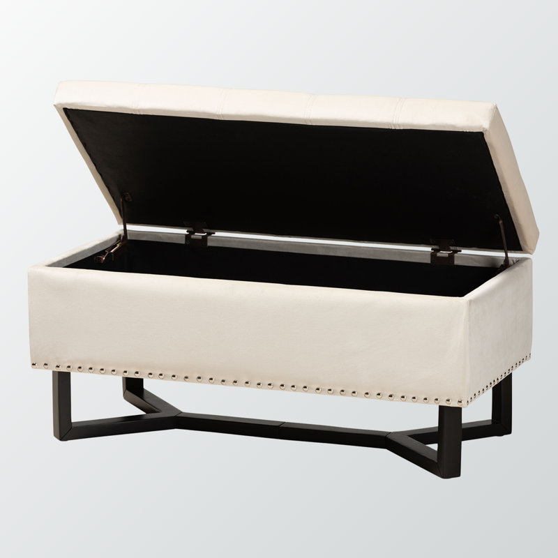Le repose-pieds en velours comporte une base en bois au fini brun foncé, H 16,9 po x l 34,9 po x P 17,5 po, Velours beige
