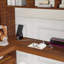 Lit mezzanine double en bois avec bureau, tablettes de rangement et garde-robe, rangement pour escalier, garde-corps de sécurité, noyer