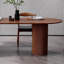 Une table de salle à manger rectangulaire semi-circulaire rétro-658682501