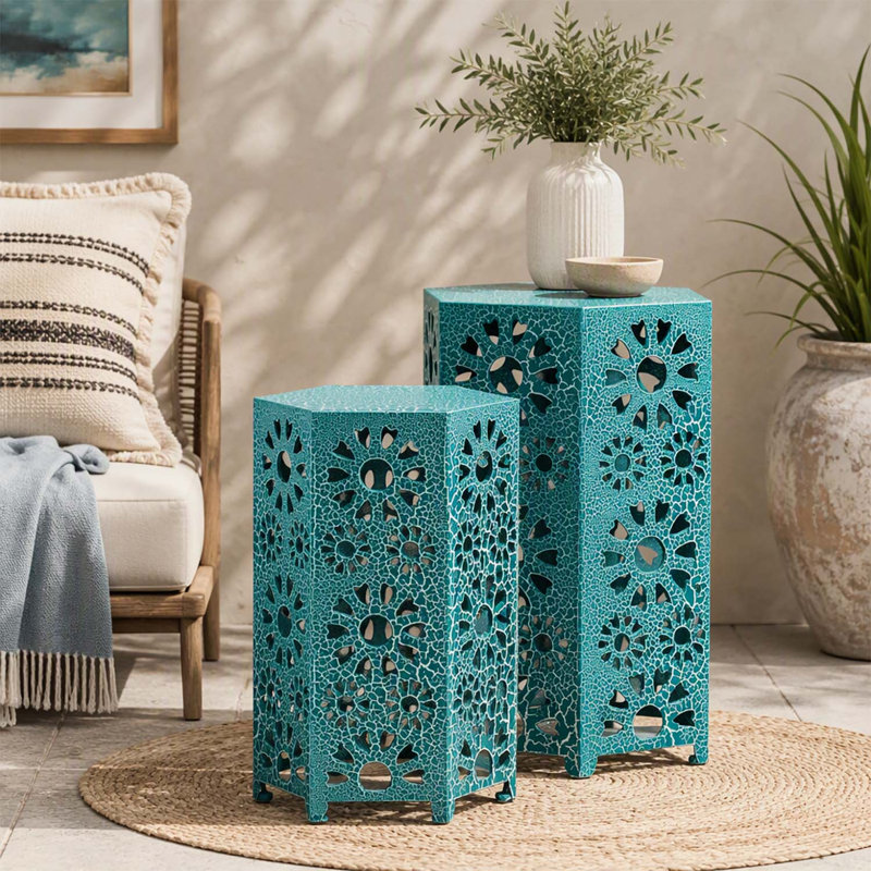 Ensemble de tables d'appoint Eliana avec découpe Sunburst, parfait pour ajouter style et fonctionnalité à votre patio ou à votre cour.