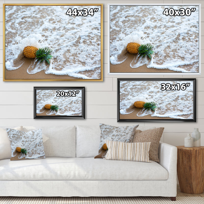 Pineapple Fallen By Ocean Wave - photographie sur toile, Cadre blanc, H 17 po x l 33 po x P 1 po