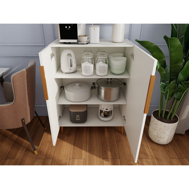 Buffet moderne blanc avec poignées dorées pour la cuisine
