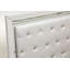 Ensemble de chambre à coucher 4 pièces avec grand lit à tête de lit à DEL et 2 petites tables de chevet rectangulaires, commode style Mid-Century - fini blanc