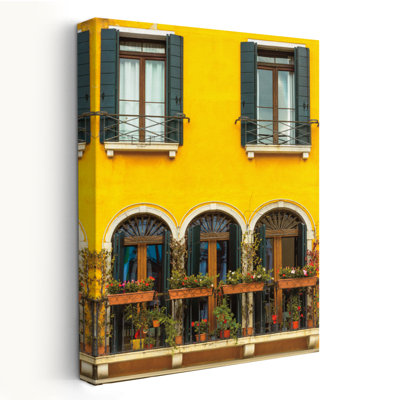 Fenêtre de Venise - architecture de bâtiments brun noir