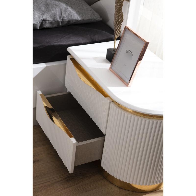 Table de chevet blanche et dorée 2 avec amplement d'espace pour les chambres à coucher luxueuses dans un style élégant