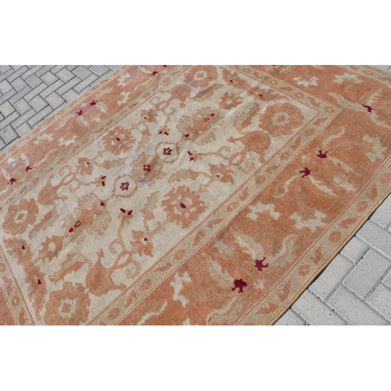 Tapis turc vintage en laine fabriqué à la main idéal pour un décor de salon bohémien avec un design anatolien beige / rose
