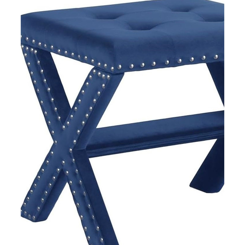 Banc en velours bleu avec garniture cloutée, pieds en forme de X, pour hall d'entrée contemporain et garniture ornementale en mousse haute densité