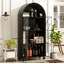 Armoire de rangement arquée avec portes en verre et tablettes ouvertes
