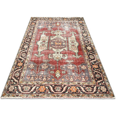 Tapis unique en laine noué à la main des années 1960 de 4 pi 10 po x 8 pi 8 po en rouge / brun / beige / noir