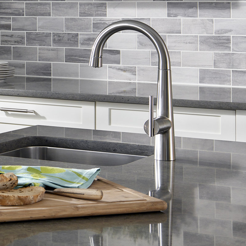 Robinet de bar rétractable avec accessoires Edgewater, Acier inoxydable