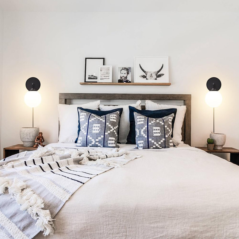 Applique murale moderne à brancher avec abat-jour en verre blanc laiteux, luminaire mural noir mat élégant pour la chambre à coucher, le couloir et la lecture