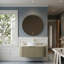 Meuble-lavabo moderne à rayures minimalistes avec lavabo rond en céramique blanche-231204088