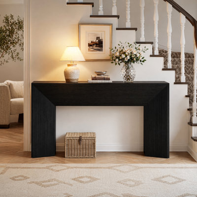 Console de 63 pouces dans le vestibule avec canapé moderne derrière le canapé