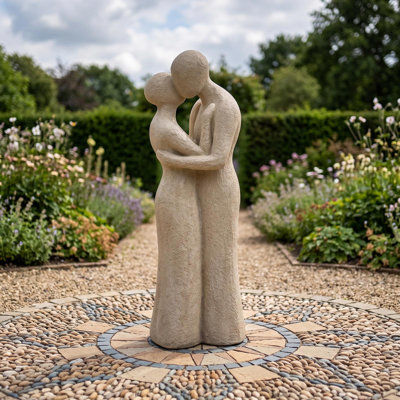 Statue de couple silhouette douce