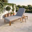 Chaise longue d'extérieur en bois d'acacia avec dossier réglable à 3 positions et coussins pour solarium-133227630