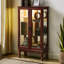 Vitrine de style classique en cerisier avec panneau miroir et tablettes arrière réglables.