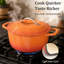 Cocotte ronde en fonte émaillée orange de 5 pintes avec gants résistants à la chaleur et dessous de plat-133895459