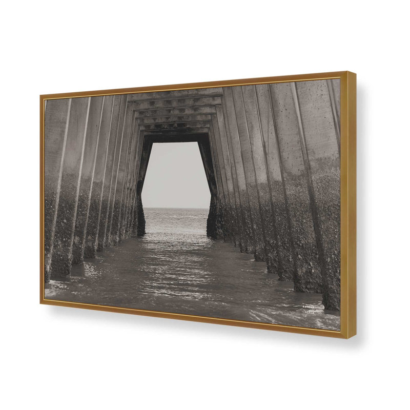 «Under the Pier» par Nathan Larson, reproduction d'art, H 12 po x l 18 po, Or