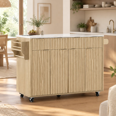 Îlot de cuisine à roulettes cannelé avec rangement, 141 cm (55,5 po) avec abattant, prise électrique, 4 portes et 3 tiroirs, plateau en imitation marbre, bord arrondi, idéal pour la cuisine et la salle à manger, fini naturel