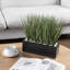 Plantes artificielles artificielles dans une boîte à fleurs en bois-617408635-617408638