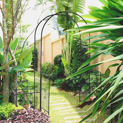 Barrière de jardin en arche de jardin de 86 po avec côtés en treillis Outsunny pour plantes grimpantes, décorations de mariage, vignes avec portes verrouillables, paniers à fleurs, fleurs et pointes de flèches, noir