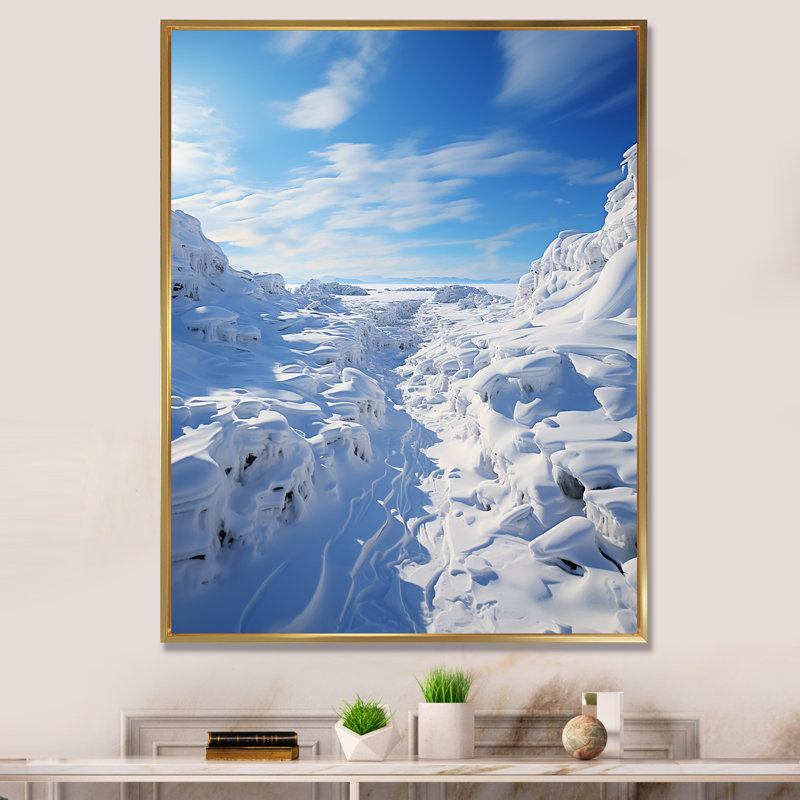Paysage d'hiver enneigé à l'horizon I, H 32 po x l 16 po x P 1 po, Cadre flottant doré