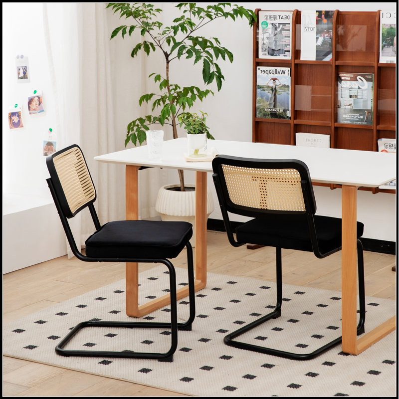 Ensemble de 2 chaises de salle à manger Nikki Collection, modernes et haut de gamme, capitonnées, en bois massif, revêtues de velours, avec pieds en bois et garniture cloutée.