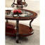 Table basse brune multi avec détails ornés et conception de tablette inférieure ouverte