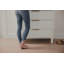 Commode moderne et intemporelle en bois d'acajou blanc immaculé avec quincaillerie bronze doux et tiroirs pleine extension lisses pour un rangement raffiné et une durabilité durable