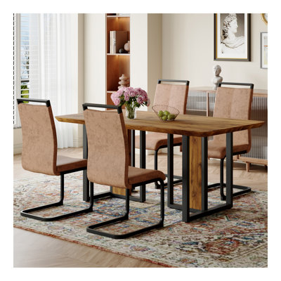 Ensemble de table et de chaises Ensemble de table de salle à manger en bois aggloméré texturé 67 po x 36 po avec chaises en tissu brun. Autocollant MDF, autocollant texturé de couleur bois, pieds de chaise de salle à manger en C noir, convient à la
